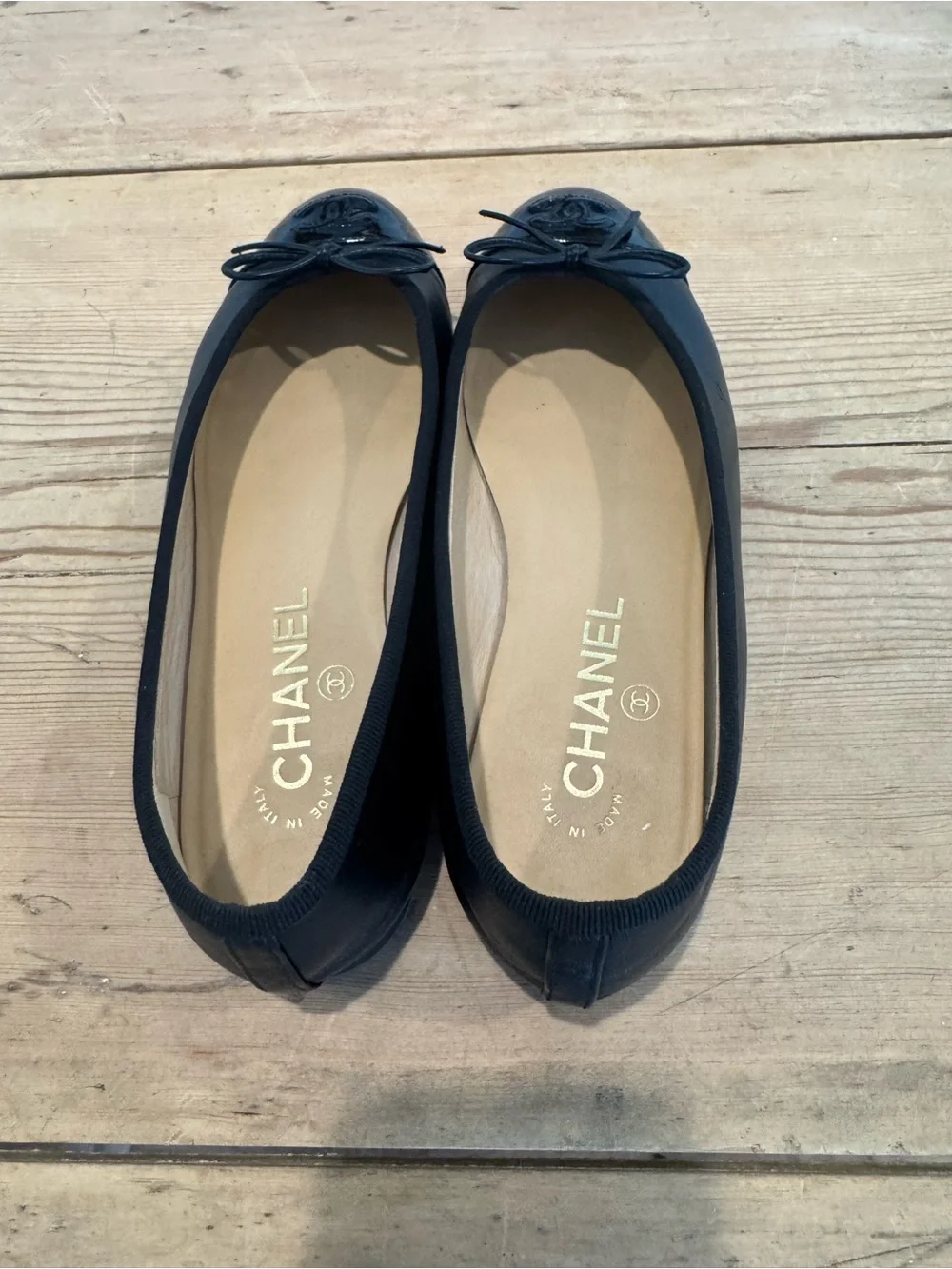CHANEL Black leather with patent toe flat size 37.5